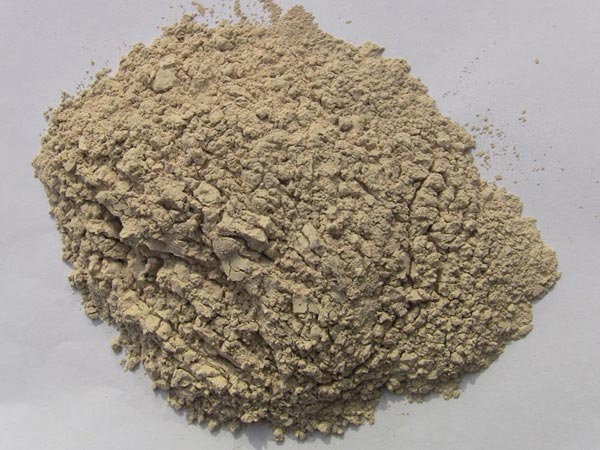 礬土性質(zhì) 礬土主要成分是氧化鋁，為煉鋁和耐火材料的主要原料。白色或灰白色，因含鐵而呈褐黃或淺紅色。密度3.45g/cm3，硬度1～3，不透明，質(zhì)脆。極難熔化，不溶于水，能溶于硫酸、氫氧化鈉溶液。 地區(qū)分布 中國(guó)鋁土礦資源比較豐富，在全國(guó)18個(gè)省、自治區(qū)、直轄市已查明鋁土礦產(chǎn)地205處，其中大型產(chǎn)地72處（不包括臺(tái)灣），主要分布在山西、山東、河北、河南、貴州、四川、廣西、遼寧、湖南等地。 投資前景 1.可用于煉鋁工業(yè)。用于國(guó)防、航空、汽車(chē)、電器、化工、日常生活用品等。 2.可用于精密鑄造。礬土熟料加工成細(xì)粉做成鑄模后精鑄。用于軍工、航天、通訊、儀表、機(jī)械及醫(yī)療器械部門(mén)。 3.可用于耐火制品。高鋁礬土熟料耐火度高達(dá)1780℃，化學(xué)穩(wěn)定性強(qiáng)、物理性能良好。 4.硅酸鋁耐火纖維。用于鋼鐵、有色冶金、電子、石油、化工、宇航、原子能、國(guó)防等多種工業(yè)，消防人員可用耐火纖維布做成衣服。 5.制造礬土水泥、研磨材料、陶瓷工業(yè)以及化學(xué)工業(yè)可制鋁的各種化合物。 鋁礬土磨粉制備 鋁礬土粉是選用煅燒過(guò)的熟鋁礬土礦石用雷蒙磨加工制成的細(xì)粉，粒度通常為100目-325目，在耐火材料行業(yè)得到了廣泛的應(yīng)用。通常加工的流程為先經(jīng)顎式破碎機(jī)進(jìn)行破碎，然后篩分進(jìn)入鋁礬土雷蒙磨或鋁礬土超細(xì)磨粉機(jī)中，進(jìn)行鋁礬土粉制備，使其應(yīng)用更加廣泛。