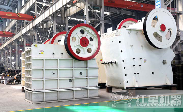 顎式破碎機(jī)實(shí)拍圖，型號(hào)多樣，價(jià)格在10-80萬之間